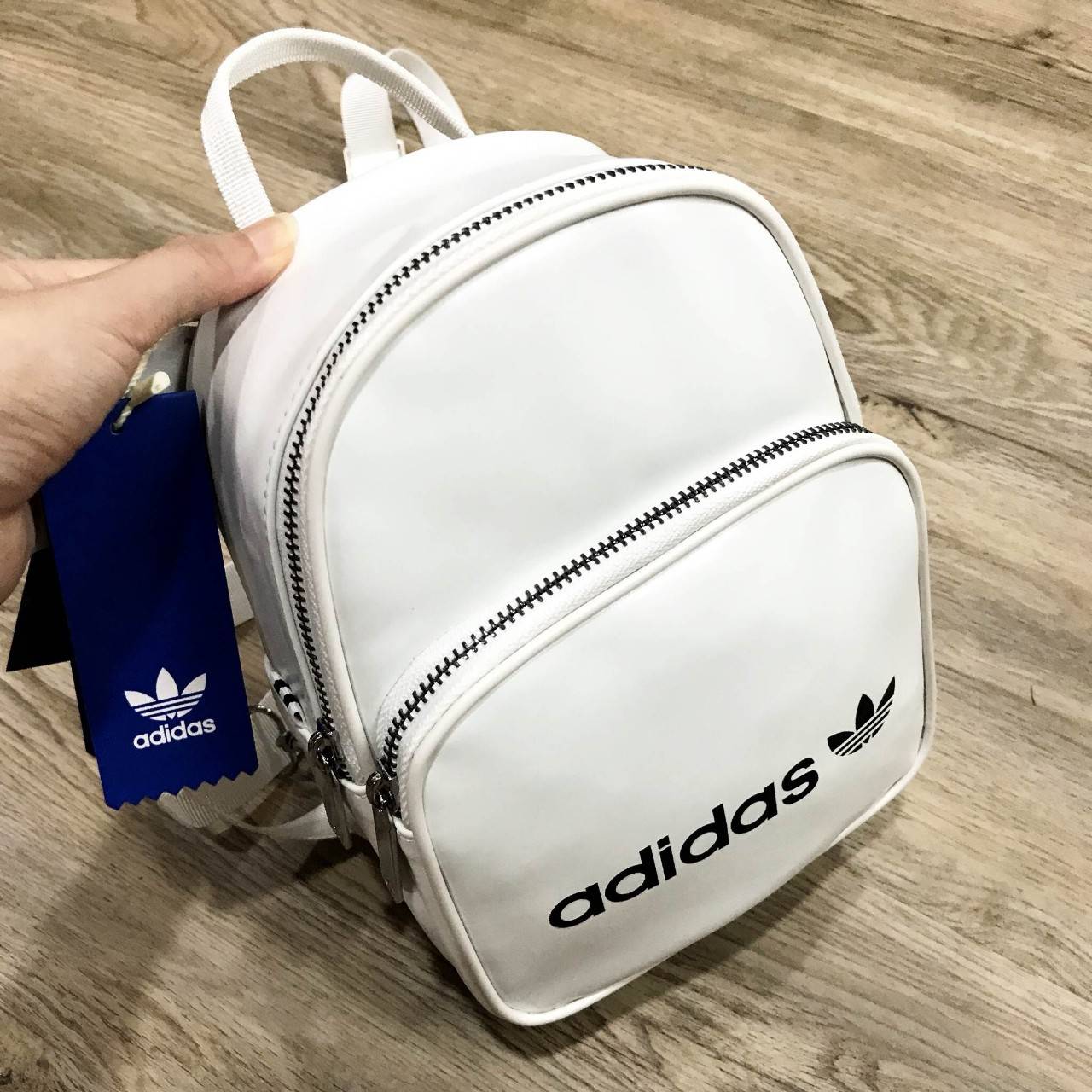 ADIDAS 2WAY MINI BACKPACK กระเป๋าเป้หรือสะพายหนังเรียบสไตล์ Sport ขนาดมินิ น้ำหนักเบา ด้านหน้ามีโล้โก้และช่องซิป เปิดปิดด้วยซิปสะดวกใช้ หัวซิปแบรนด์ ภายในมีช่องใส่ของ หูจับถนัดมือ สายสะพายปรับได้ freesize สามารถสะพายเป็นเป้ หรือกระเป๋าสะพาย Crossbody ได้2