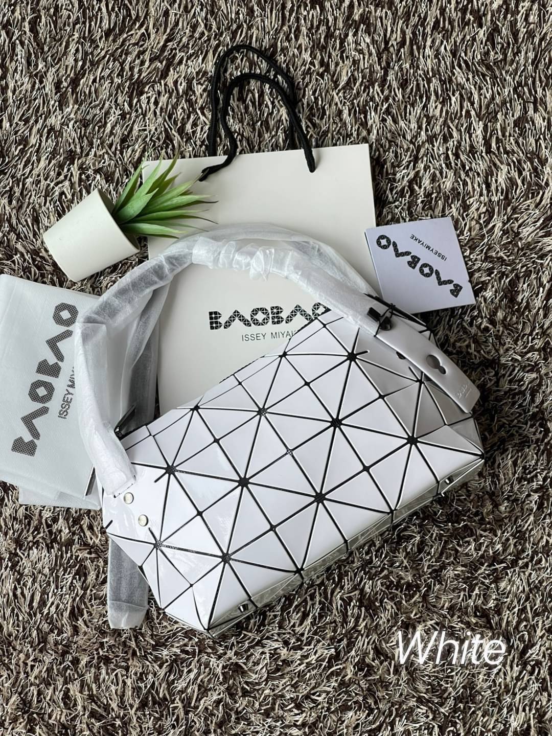 BaoBao Issey Miyake Small Boston Bag กระเป๋าบอสตันที่มีดีไซน์สปอร์ต มีช่องซิปที่ทำให้หยิบสิ่งของออกมาได้ง่ายแล้ว แบบกว้างที่ด้านล่างของกระเป๋ายังให้ความจุที่ยอดเยี่ยม
