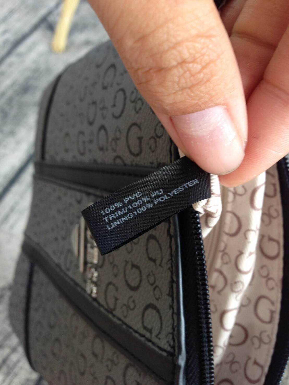 GUESS CROSSBODY กระเป๋าสะพายข้าง ผู้หญิงหรือผู้ชาย สามารถใช้ได้ค่ะ วัสดุหนังแกะสังเคราะห์พิมพ์ลายแบรนด์ ด้านหน้าประดับโลโก้แบรนด์มีเงิน เปิดปิดด้วยซิป น้ำหนักเบา ด้านในบุผ้าพิมพ์ลายเฉพาะของแบรนด์ มีช่องซิปด้านในอีก 1 ช่องค่ะ