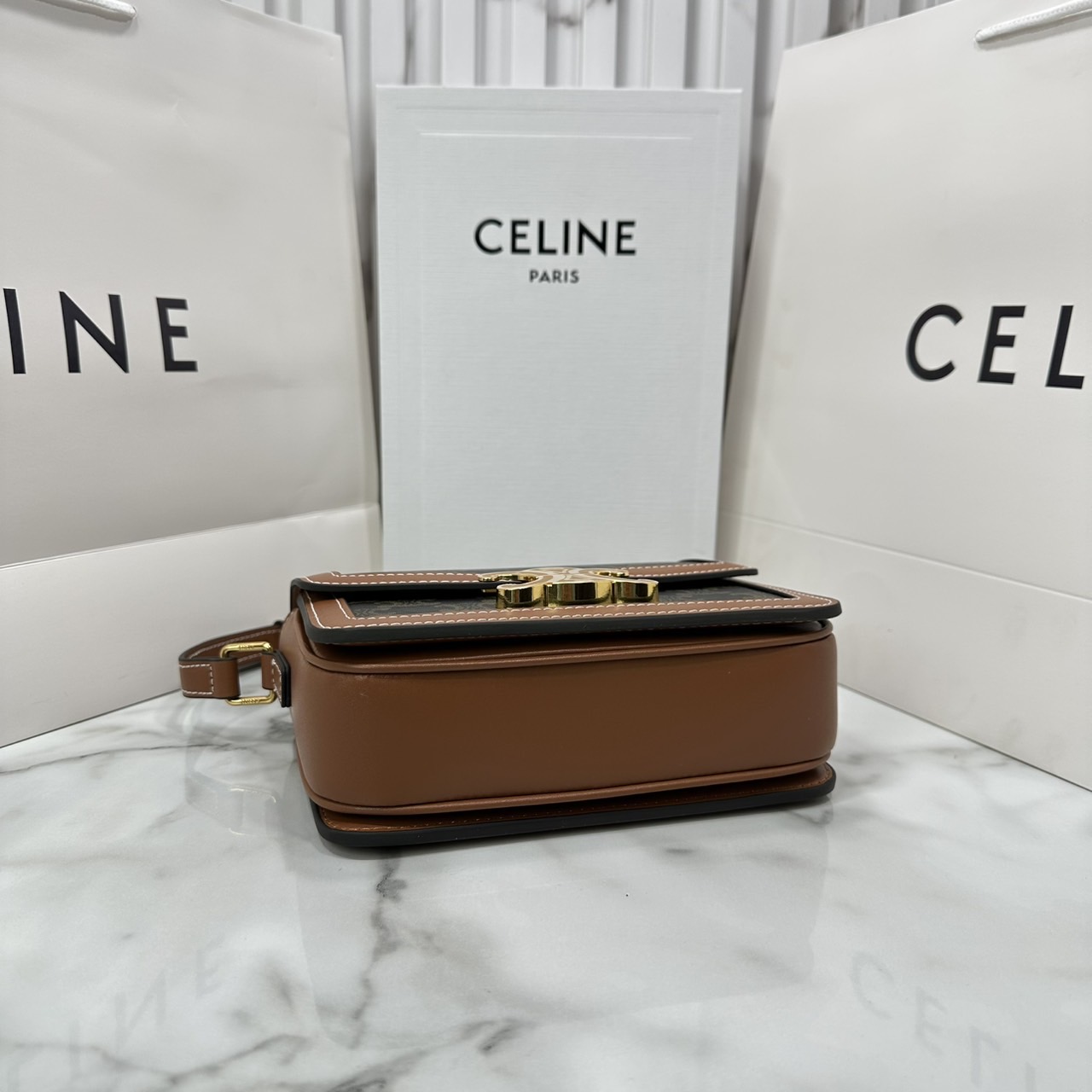 ORI หนังแท้ | 7" CELINE TRIOMPHE TEEN BAG in glossy leather กระเป๋าสะพายรุ่นยอดนิยม ถ่ายทอดให้เห็นถึงแก่นแท้ของสไตล์แบบ CELINE งานหนังเรียบเงาสวยหรูหรา