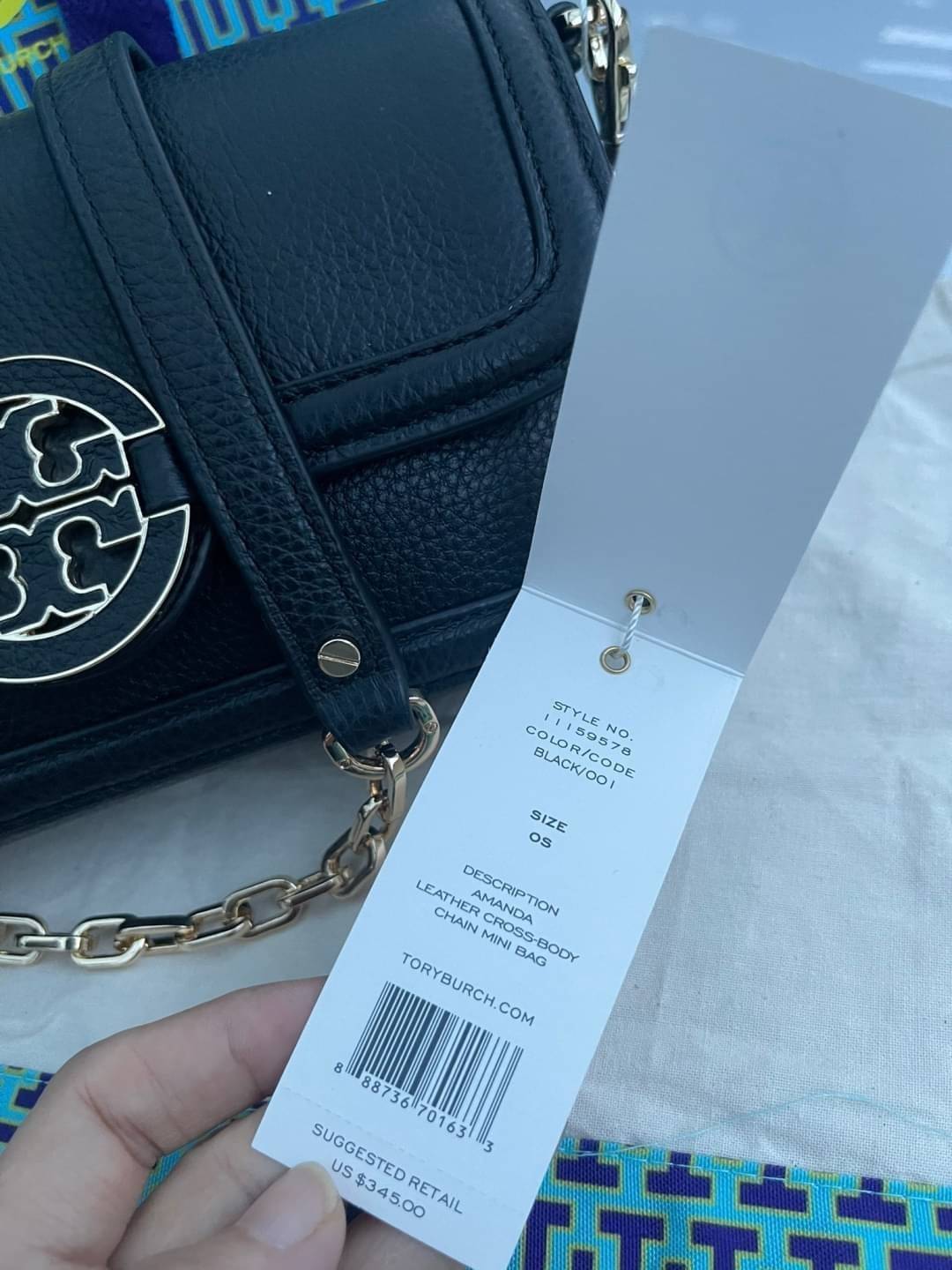 Tory Burch mini Amanda Leather crossbody bag กระเป๋าสะพายทรงครอสบอดี้ ที่ดูเรียบง่ายแต่ยังคงเสน่ห์ความเป็นTory ด้วยโลโก้ที่เป็นซิกเนเจอร์ มีฟังก์ชั่นการใช้งานที่ง่าย และคล่องตัว ทำให้สะดวกใช้งานได้ทุกที่ทุกเวลา สุดคลาสสิกและดูแพงด้วยโลโก้ด้านหน้าอะไหล่สีท