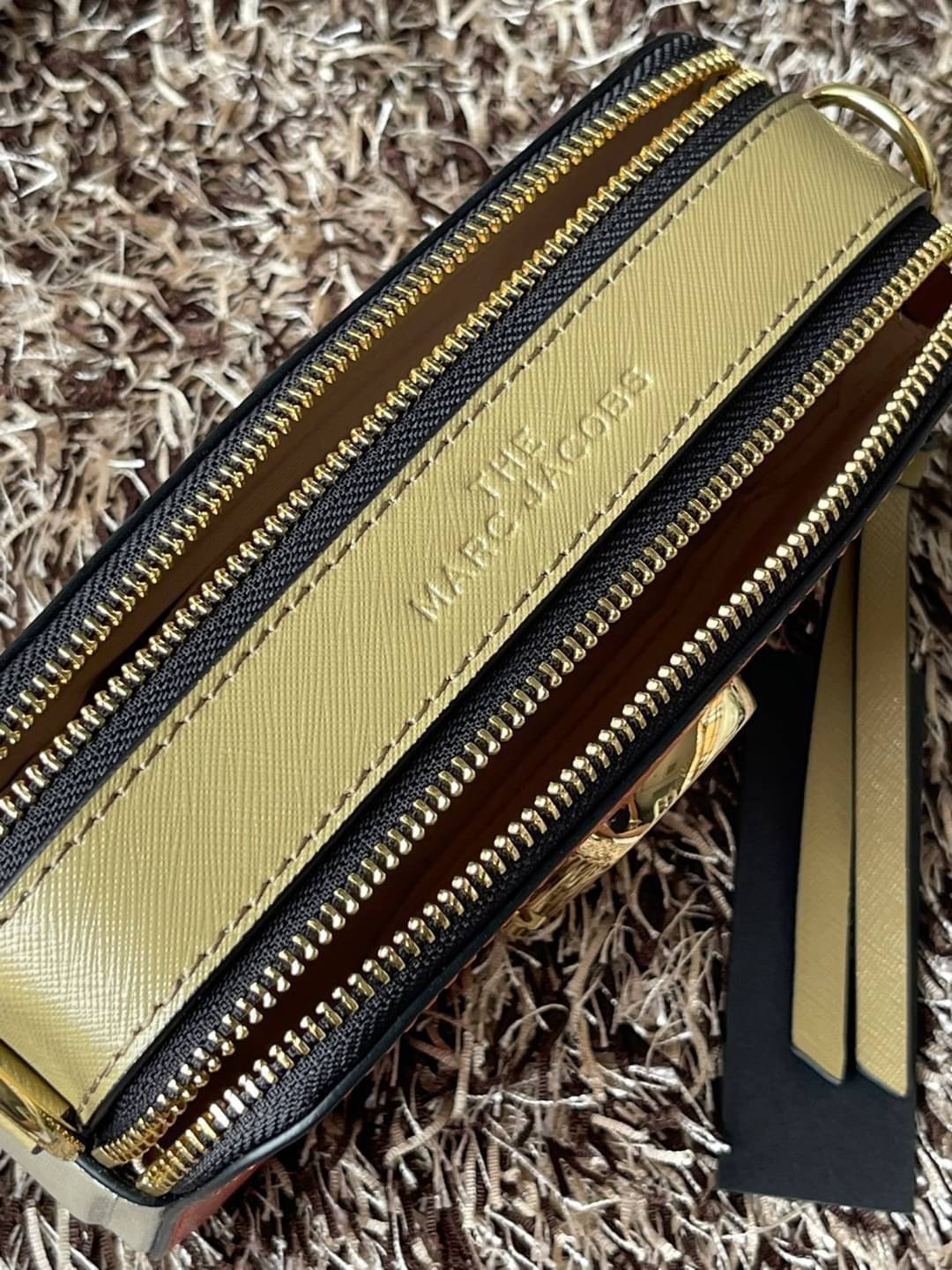 Marc Jacobs Snapshot Bag กระเป๋าแบรนด์ดังจากสัญชาติอเมริกัน นับได้ว่ารุ่นนี้เป็นรุ่นทรงฮิตเลยทีเดียว โดยด้านหน้ากระเป๋าจะเป็นโลโก้แบบโลหะที่เป็นสัญลักษณ์ของแบรนด์นี้ มาพร้อมสายสะพายที่จะสะพายยังไงก็ดูโดดเด่น เพราะขนาดใหญ่ที่สกรีนตัวอักษรโลโก้ ในรูปแบบต่าง