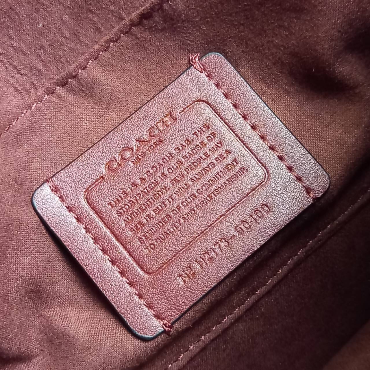 COACH KLARE CROSSBODY IN SIGNATURE CANVAS WITH RIVETS (90400) กระเป๋าถือ กระเป๋าสะพาย รูปทรงสวยงามสุดคลาสสิค แมทท์ง่ายเข้าได้กับทุกลุค แอบกระซิบดังๆนิดนึงว่า! ใบจริงสวยม๊ากก!!// วัสดุแคนวาส ผสมหนังแท้ อยู่ทรง รูปทรงสวยม๊ากก!// ด้านในแบ่งช่องให้ถึง 4 ช่อง 