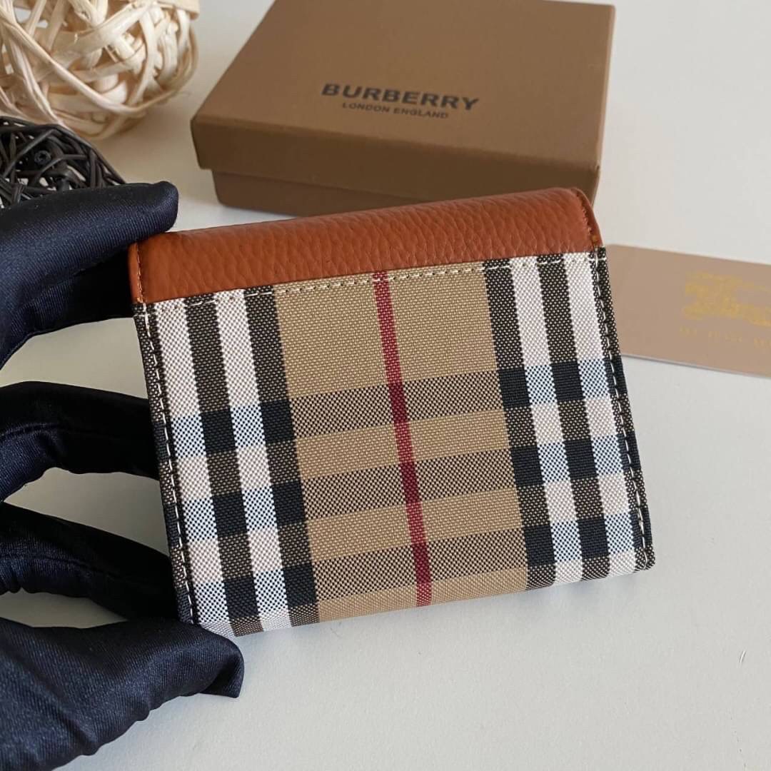 VIP GIFT 】Burberry Card Holder Wallet กระเป๋าเก็บบัตร พร้อมใส่ธนบัตร มีช่องซิบเล็กด้านในน่ารัก ขนาดพกพาสะดวก ปั้มอะไหล่ทองเรียบหรู เหมาะมากสำหรับใครที่ พกบัตรต่างๆเยอะๆ ทำให้กระเป๋าสตางค์หนา ตุง เทอะทะ ง่ายๆแค่ใบนี้ใบเดียวเอาอยู่จ้า สวยหรู มาพร้อมกล่อง สา