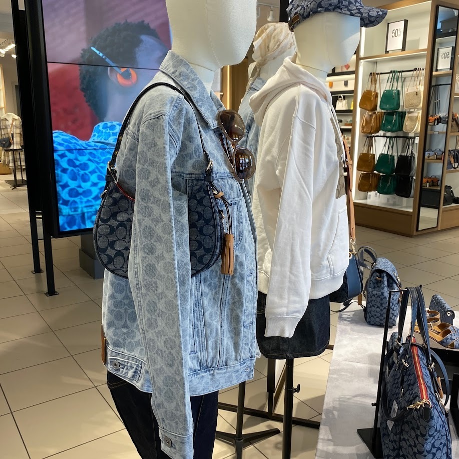 COACH C8163 KLEO HOBO IN SIGNATURE CHAMBRAY ใหม่ล่าสุด คอลเลคชั่นสุดคิ้วท์ ที่สาวๆต้องหลงรัก กระเป๋าสะพายทรงโฮโบ ที่ดีไซน์มาให้ปรับใช้งานได้หลากหลาย วัสดุผ้าแชมเบรย์ คมสวย รูดเปิด-ปิดด้วยซิป ภายในเป็นช่องโล่ง สายคล้องสามารถถอดออกใส่สายยาวสะพายข้างได้ หรือ