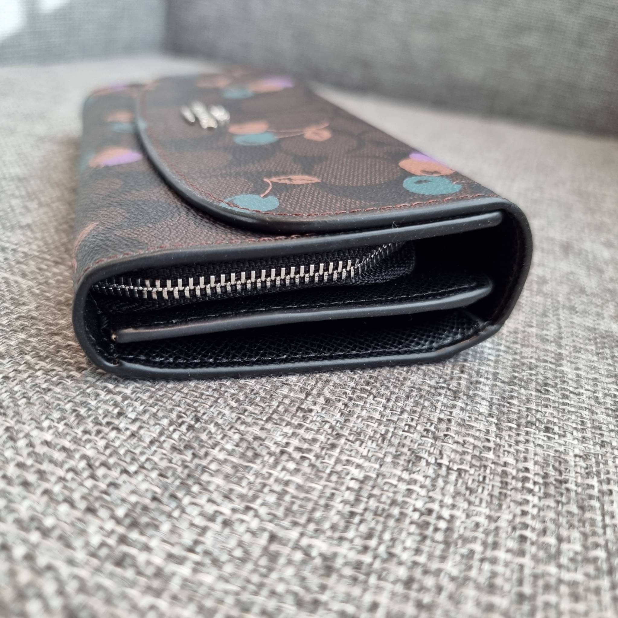 OUTLET 】COACH F31562 SLIM ENVELOPE WALLET IN SIGNATURE CANVAS WITH CHERRY PRINT คอลเลคชั่นใหม่ล่าสุด ต้อนรับนิวเยียร์ไปเลย!! 🍒🎊 กระเป๋าสตางค์รุ่นขายดี ทรงจดหมายรุ่นฝาพับ ดีไซน์ลายเชอร์รี่ น่ารักสดใส วัสดุหนังแคนวาสเคลือบลาย ภายในใส่มือถือไ