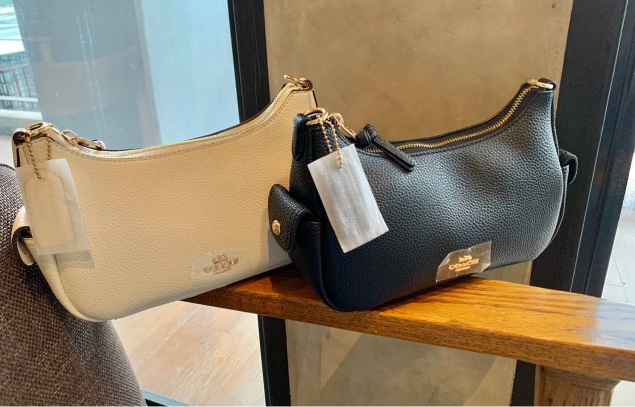 น้องออกใหม่ล่าสุดสวย หักใจไม่ลงเลยค่าา😘 COACH PENNIE SHOULDER BAG ((C7222)) พร้อมส่ง สีใหม่ล่าสุด ยังไม่มีในช๊อปไทยค่าา กระเป๋าหิ้ว//สะพายข้างได้ สุดคุ้ม! หนังแท้ชั้นดี ลายหนังสวย นิ่มมือดีมากๆค่ะ ปากกระเป๋าแบบซิปมีหนังห้อยเพิ่มความเก๋ ภายในกระเป๋