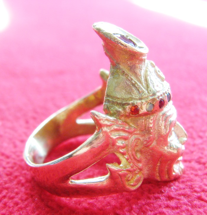 สินค้าหมดค่ะ แหวนพ่อแก่พลอยนพเก้าเนื้อทองเหลืองแบบ1ค่ะ