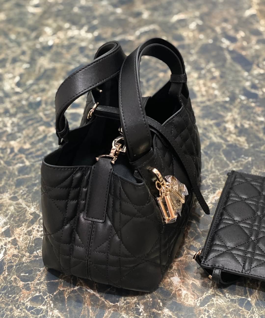 Small 23cm DIOR TOUJOURS BAG Macrocannage Calfskin / DIOR Tote Bag ออริ 1:1 พร้อมส่ง 3 สี กระเป๋าสะพายทรงโท้ท จุของได้เต็มที่ รูปทรงคลาสสิค หนังสวย หรูหราเกินราคา