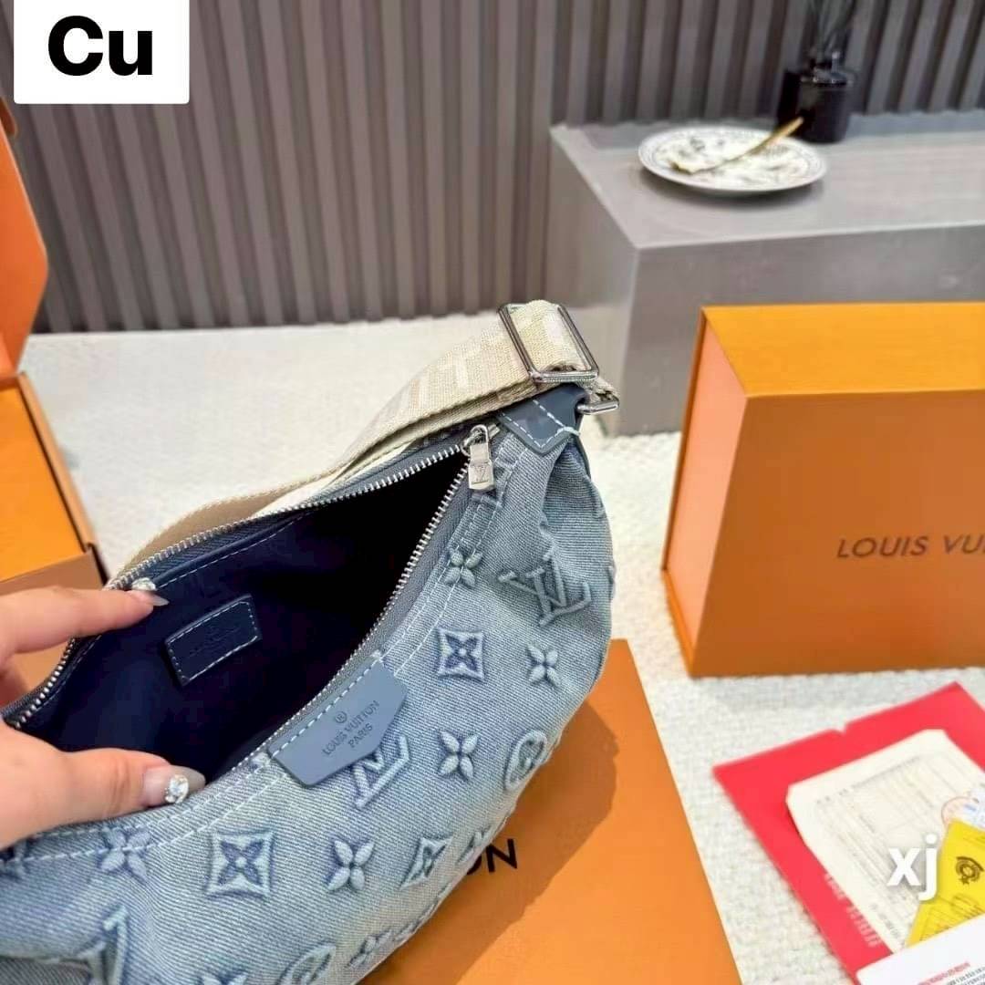 LV Hamac Bag PM Washed Denim Bag กระเป๋าสะพายทรงคลาสสิคใช้งานง่าย เอาใจหนุ่มๆและสาวๆสุดเท่ห์ แต่งตัวอักษรแบรนด์ที่ตัวกระเป๋าสวยโดดเด่นในดีไซน์เดนิมคมชัด กับอีกหนึ่งไอเท็มที่กำลังเป็นที่นิยม