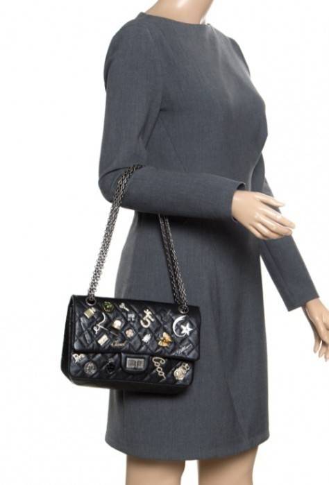 CHANEL ! Chanel Black Quilted Leather Limited Edition Lucky Charm Reissue Classic Bag กระเป๋าทรงคลาสสิคมาใหม่จาก Chanel วัสดุหนังแกะนิ่มกึ่งสังเคราะห์ ดีไซต์เป็นเอกลักษณ์ที่น่าจดจำ ด้านหน้าตกแต่งด้วยรูปสัตว์สิ่งของนำโชค อะไหล่ทอง มาพร้อมสายสะพายโซ่ทักทอเป