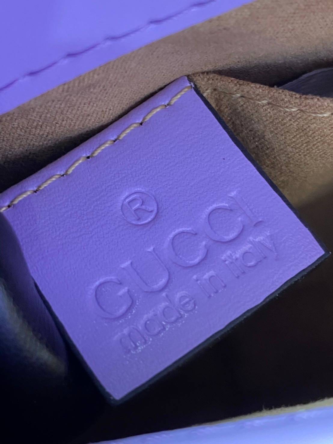 VIP GIFTbag 】หนังแท้ GUCCI Jackie 1961 mini shoulder bag กระเป่ารุ่นฮิตจาก Gucci ต้องบอกเลยว่าสำหรับสาวๆหลายคนนั้น ที่ชื่อชอบ หรือเป็นสาวกกลับแบรนด์อย่าง Gucci ต้องบอกเลยนะว่าสำหรับรุ่นนี้ห้ามพลาดไปทีเดียว บอกว่าได้เป็นตำนานควาวินเทจได้อย่างดี โดยขนาดของต