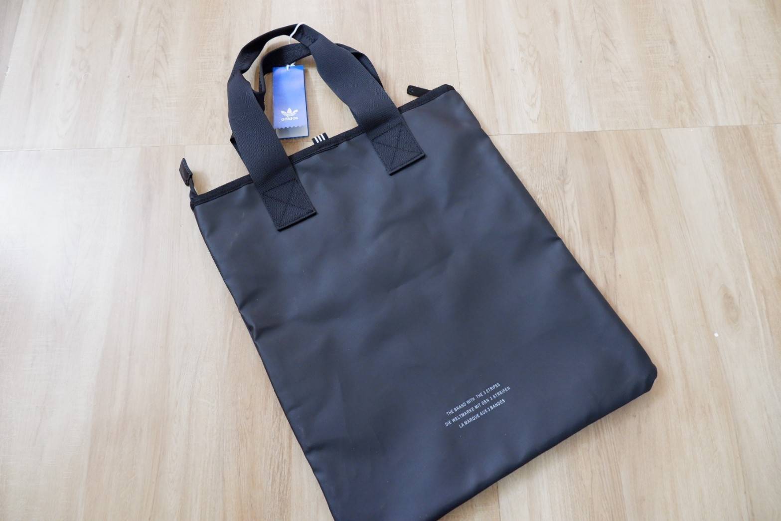 Adidas Original Shopper 3D Tote Bag Trefoil Handbag . Classic Sports กระเป๋าถือหรือสะพาย ลาย graphic ทรง sport วัสดุ polyurethaneเนื้อ matte หนังนิ่ม น้ำหนักเบา เปิดปิดด้วยซิป ภายในกว้างโล่ง ใส่ A4, iPad และของใช้ได้เยอะ Unisex ใช้ได้ทั้ง ช ญ ค่ะ