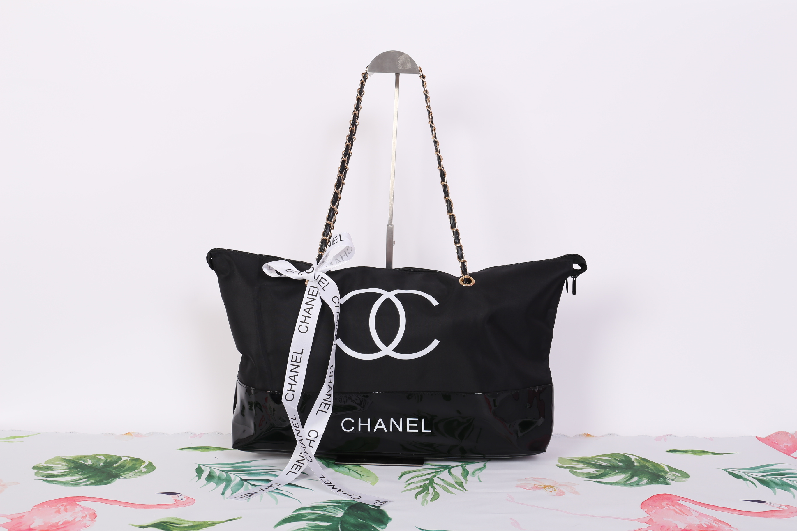 Chanel big tote chain มาพร้อม Ribbin สุดหรู ของแท้ 100% ทำจากผ้าหนา Polyester ฐานล่างกระเป๋าทำจากหนังแก้วผิวมันเงา สวยหรู สกรีนโลโก้ชาแนลหน้าหลัง หัวซิปปั้มโลโก้ ด้านในเป็นช่องกว้าง และมีอีกหนึ่งช่องเก็บของ รุ่นนี้สะพายไหล่เป็นสายโซ่ทองสลับหนัง สวยมาก น้ำ