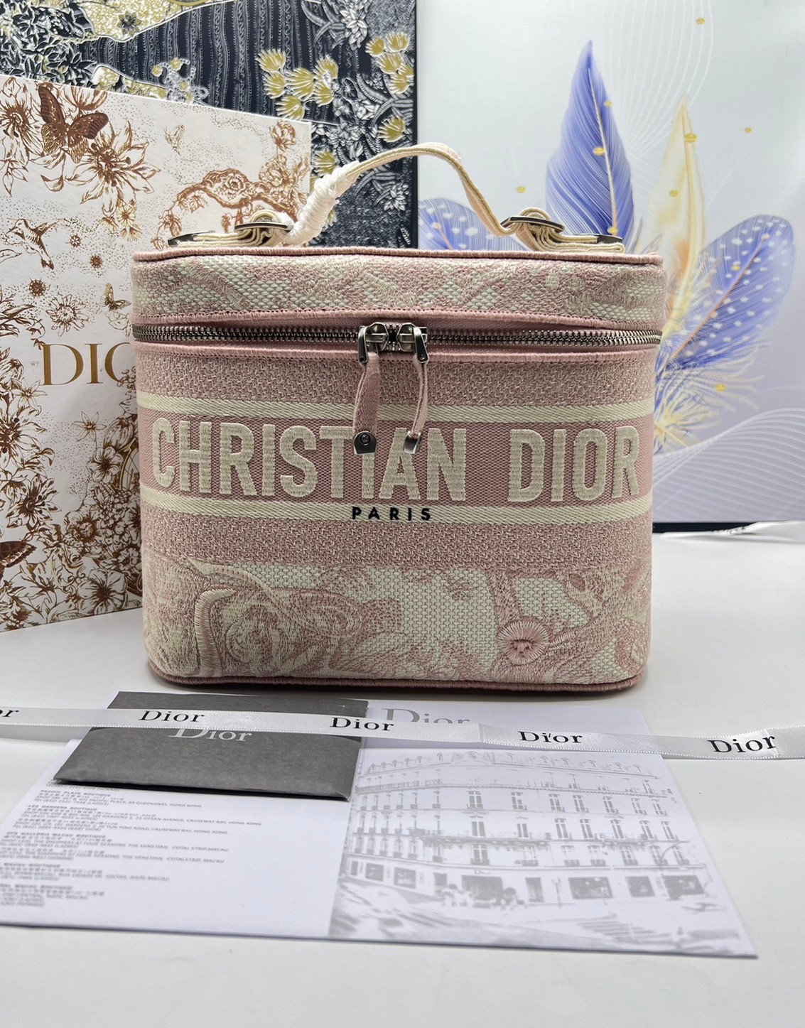22cm Medium DiorTravel Vanity Case กระเป๋าใส่เครื่องสำอางใบกลาง จุของได้เยอะ มาพร้อมกับลวดลาย Oblique ปักอย่างประณีตและประดับด้วยสัญลักษณ์ Christian Dior Paris มาพร้อมสายสะพายและหูจับในตัว