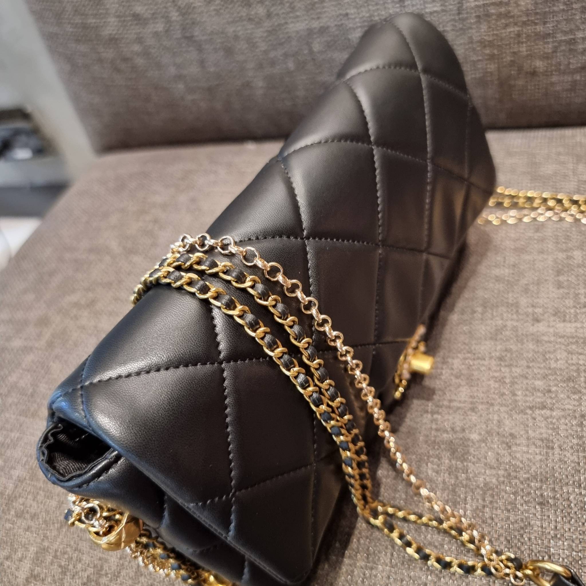 VIP 】สวยหรูพร้อมเสิร์ฟ!! กับไอเท็มสุดเลิฟจาก Chanel กระเป๋าสะพายที่สุดของความคุ้มค่า วัสดุหนังแกะนิ่มเต็มใบ เปิด-ปิดกระเป๋าด้วยตัวบิดล็อค ภายในกระเป๋าบุผ้าสวยหรู มีช่องโล่งกว้างจุของได้สบาย ใส่โทรศัพท์ กระเป๋าสตางค์ได้ มีช่องซิป 1 ช่อง ช่องย่อย 1 ช่อง ดีเ