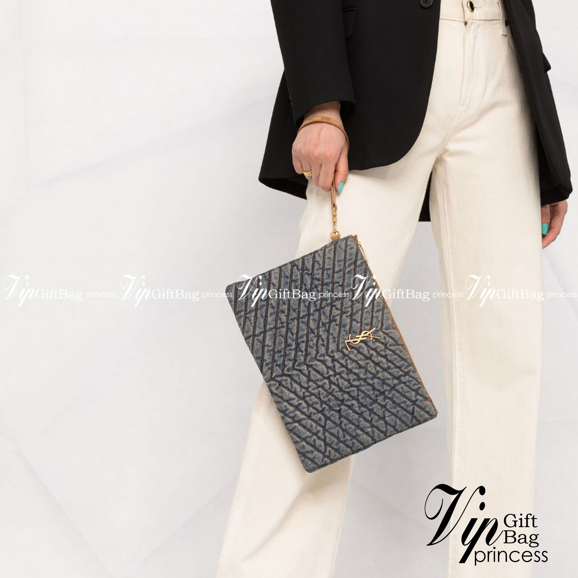 Saint Laurent Monogram quilted denim tablet pouch / YSL denim tablet pouch กระเป๋าทรงพอชดีไซน์ใหม่ ใช้งานง่าย สะดวก กะทัดรัด พกแท็บเล็ตติดตัวไปด้วยในกระเป๋าโมโนแกรมนี้ โดดเด่นด้วยเอฟเฟกต์แบบวินเทจและการเย็บตะเข็บแบบควิลท์ เป็นรุ่น unisex ใช้ไดทั้งหญิงชาย 