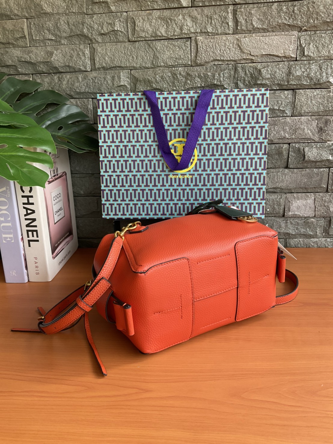 ของแท้ Tory Burch Bur Perry Small Satchel ( Style : 61169 ) กระเป๋าถือ/คล้องแขน/สะพายข้าง แบรนด์ยอดนิยม รุ่นใหม่ล่าสุดแบบคลาสสิก แบบทันสมัย สวยโดดเด่น