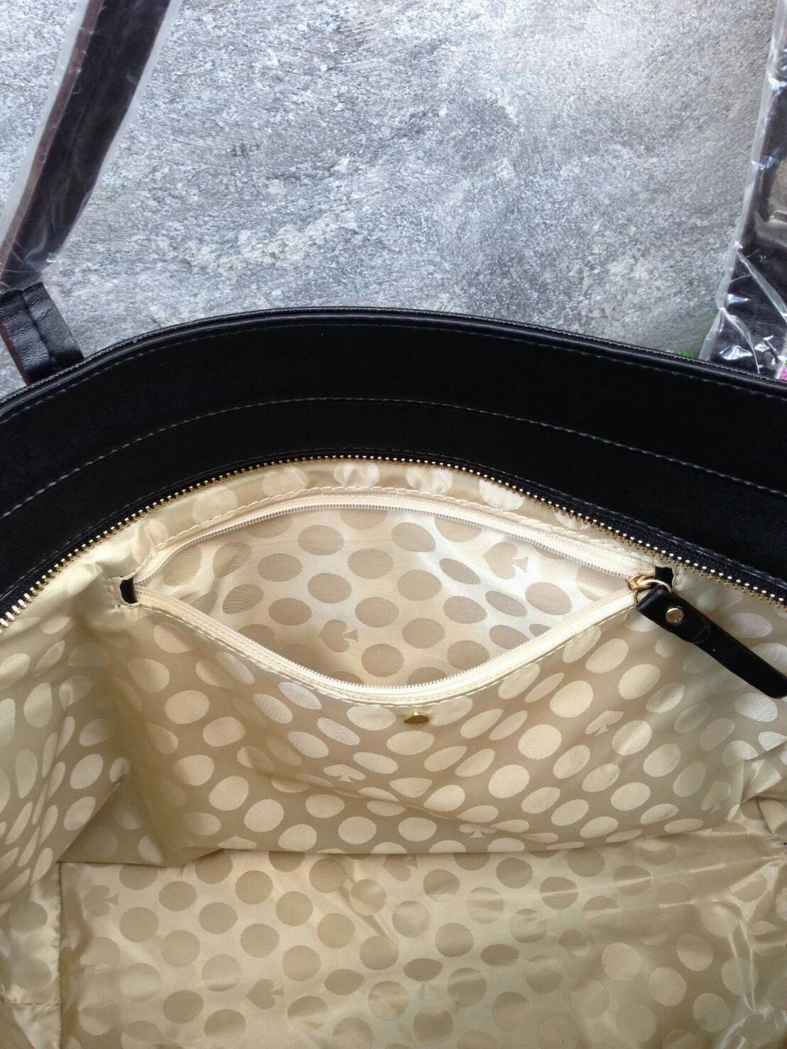 KATE SPADE HYDE LANE STRIPED RILEY LEATHER TOTE BAG กระเป๋าสะพายทรง Tote Bag หนังสวยอยู่ทรง โดดเด่นที่สีทูโทนลายทางห้อยโลโก้ TAGcที่หูกระเป๋า ด้านหน้าประดับโลโก้ มี1ช่องใส่ของ ภายในมีช่องซิป และช่องใส่มือถือ กว้างและจุ ใส่ ipad notebook เอกสาร A4 กระเป๋าส