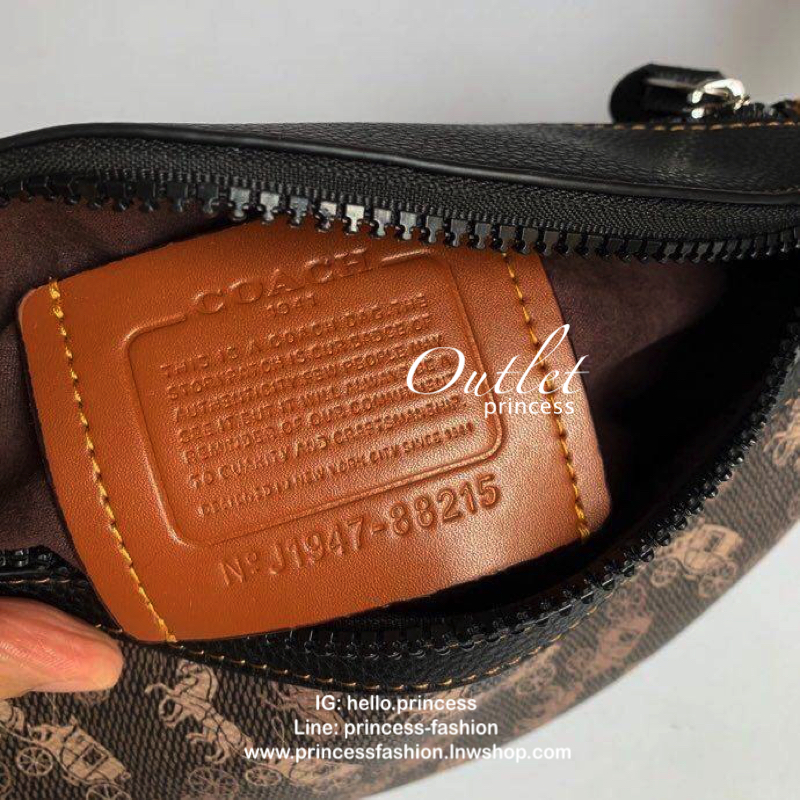 Coach Rivington Belt Bag 7 With Horse And Carriage Print กระเป๋าหนังคาดอกสุดเท่ ขนาดกำลังดี ภายในกว้าง เปิดปิดด้วยซิป ลายโลโก้แบรนด์ ดูคลาสสิคทีเดียว ใช้ได้ทั้งหญิงและชาย พร้อมส่งราคาสุดคุ้มค่ะ
