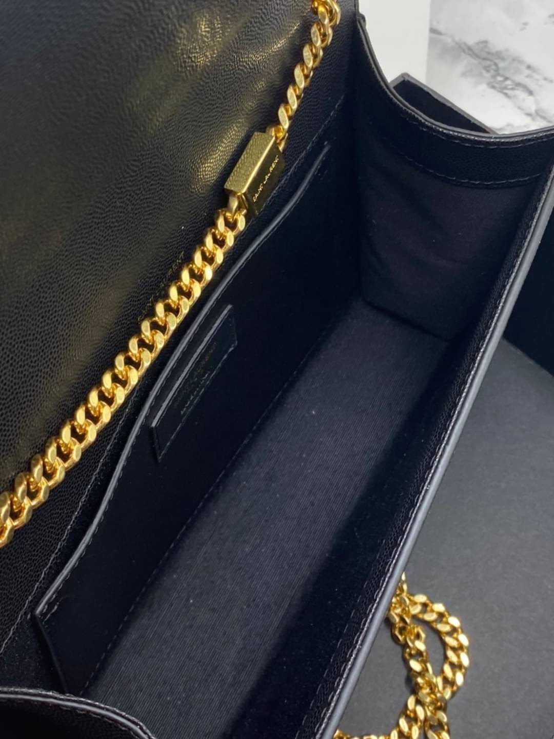 YSL kate medium chain bag in grain de poudre embossed leather 24cm กระเป๋าสะพายแบรนด์หรู รุ่นฮิตลอดกาล งานสวยดูดีมีระดับ ปั้มทุกจุด ขนาดกระทัดรัดกำลังดี มาพร้อมาสะพายโซ่ยาว เลื่อนปรับเป็น 2 แถว เพื่อสะพายเป็นสายสั้นได้ ด้านในโล่งกว้าง ใส่กระเป๋าสตางค์ใบยา