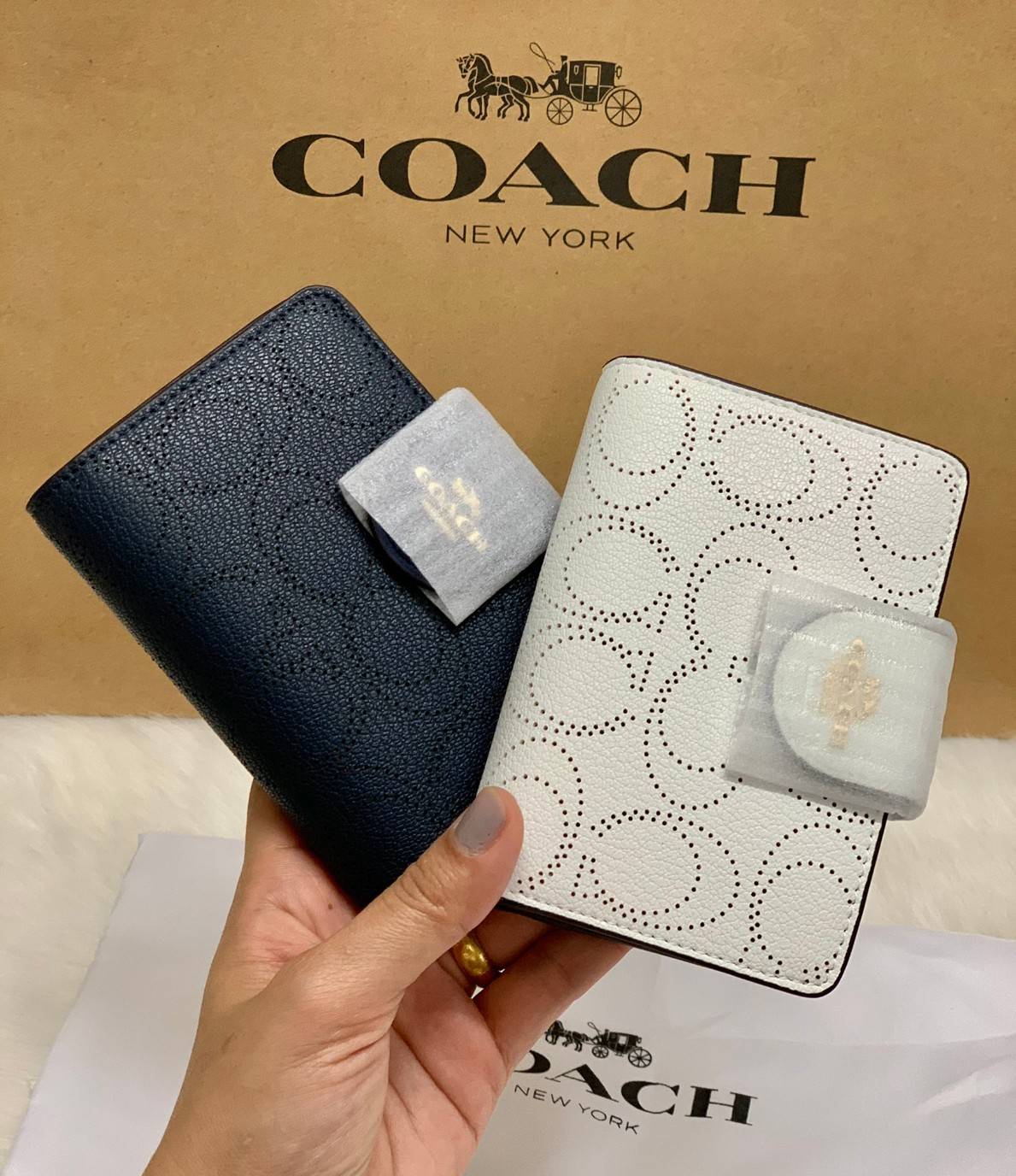 สวยมากๆ ห้ามพลาดเลยนะคะ! COACH MEDIUM CORNER ZIP WALLET IN SIGNATURE ((C4768)) พร้อมส่งค่ะ! กระเป๋าเงินใบขนาดกลางๆ กำลังดี หนังแท้ลายฉลุรูปตัวC ทั้งใบ สวยงามน่าใช้มากๆ ภายในมีช่องเสียบบัตรได้ถึง10ช่อง//ช่องใส่ธนบัตรหนึ่งข่องสามารถใส่แบงค์พันตามยาวได้เลยค่
