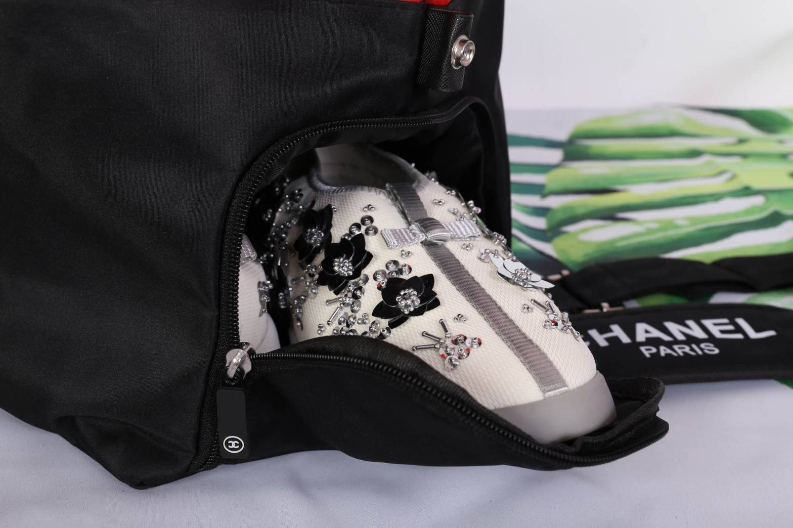 CHANEL VIP GIFT Large Travel Bag กระเป๋าเดินทาง Gift With Purchase รุ่น Limited Edition พรีเมี่ยมกิ๊ฟของเเท้จาก Chanel Perfumes Counter วัสดุ NYLON เนื้อหนาสีดำ-แดงเย็บโลโก้หนังด้านหน้า เปิดปิดด้วยซิป หัวซิปแบรนด์ใบใหญ่จุใจ พิเศษ! มีช่องใส่รองเท้าด้านข้าง