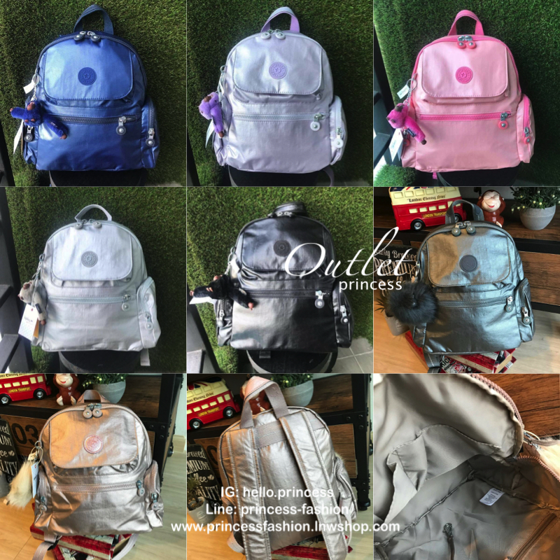 Kipling Matta Small Metallic Backpack กระเป๋าเป้ขนาดกำลังดี วัสดุไนล่อนเคลือบกันน้ำ มีน้ำหนักเบา มีช่องเก็บของหลายช่อง แบ่งเป็นช่องด้านหน้า 2 ช่องและด้านข้างอีก 2 ช่อง ช่องใหญ่ปิดเปิดด้วยซิปคู่ภายในมีช่องซิป ช่องใส่ของจุกจิกและสายห้อยพวงกุญแจ ด้านหน้าประด