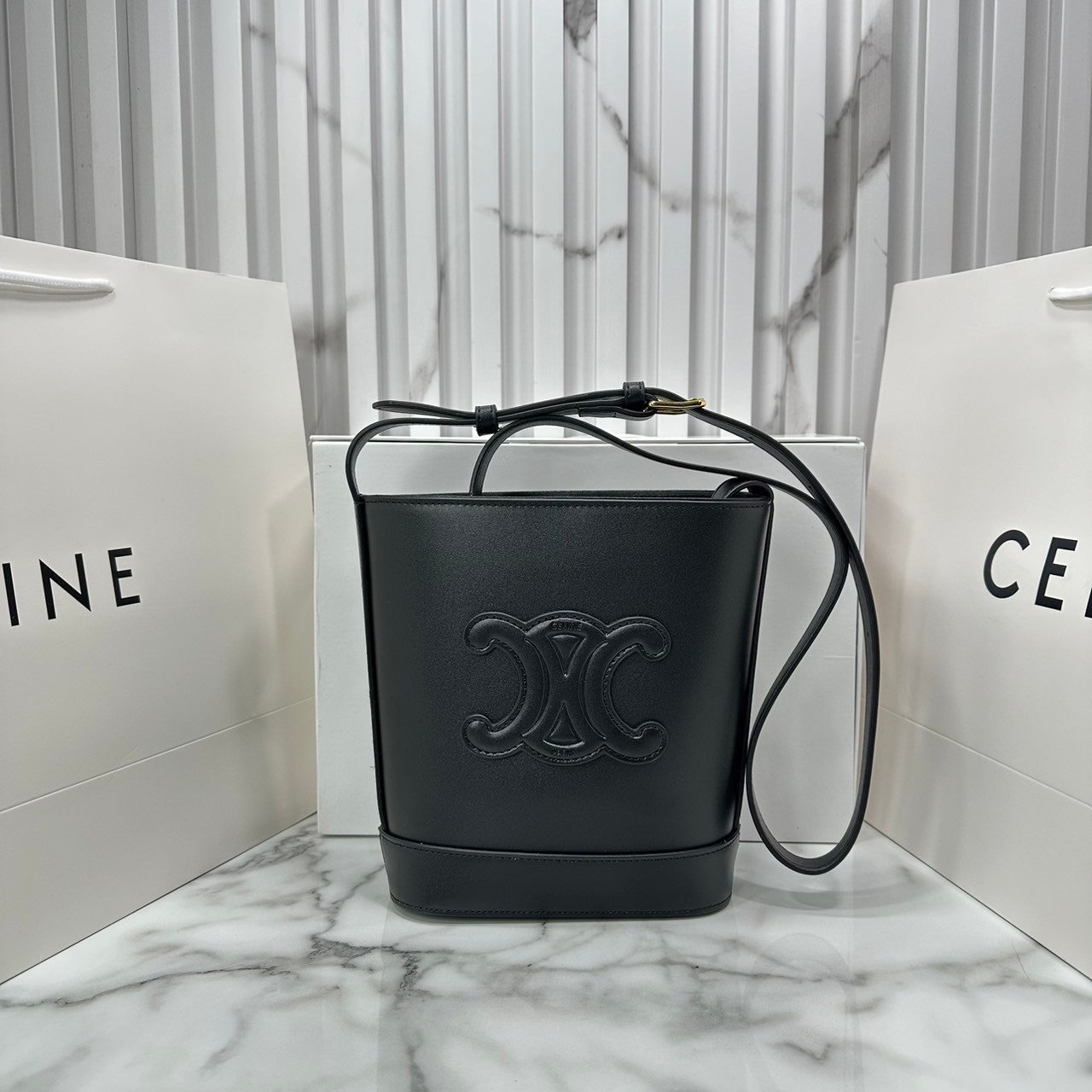 CELINE SMALL BUCKET CUIR TRIOMPHE in Smooth กระเป๋าสะพายทรงบัคเก็ต ใช้งานง่ายที่สุด สายสะพายในตัว รุ่นฮิตข้ามปี งานหนังแท้สวยเรียบหรู ผู้ดีไปอีก