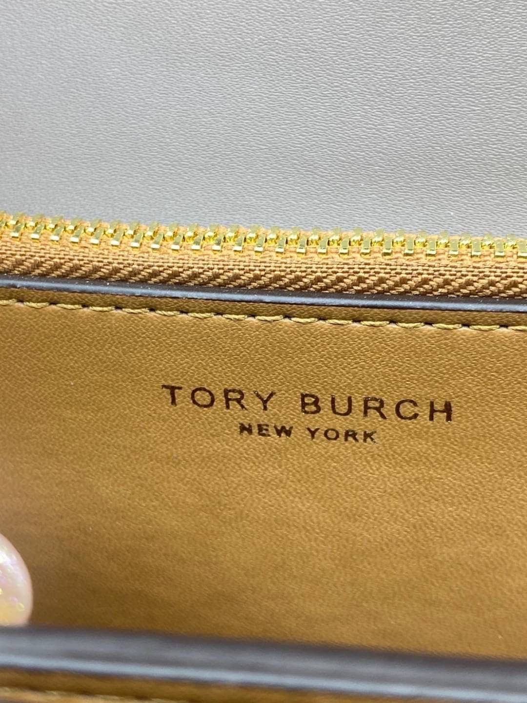 Tory Burch Eleanor Medium Convertible Shoulder Bag / Tory Burch 75003 ฮอตไอเท็ม รุ่นนี้ขายดีขายหมด สวยหรู คุณหนู ผู้ดี!! หายากมากแล้วน้า กระเป๋าสะพายข้าง ดีไซน์อยู่ทรง ขนาดกำลังสะดวกใช้สำหรับสาว เปิด-ปิดด้วยแถบแม่เหล็ก ภายในแบ่งสัดส่วนได้เป็นอย่างดี