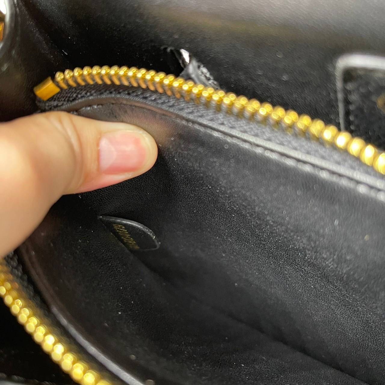 หนังแท้ DIOR Medium ST Honore Tote Collection Fall/Winter 2020-2021 มาในรูปแบบกระเป๋าทรงสี่เหลี่ยมที่ได้มาตรฐาน ทำจากหนังลูกวัว (Calfskin) ลายเกรน ซึ่งสื่อถึงความหรูหราได้อย่างลงตัว ตัวด้ามจับ มีการเย็บเข้าด้านในของกระเป๋าเพื่อเพิ่มความแข็งแรงทนทาน ด้านหน