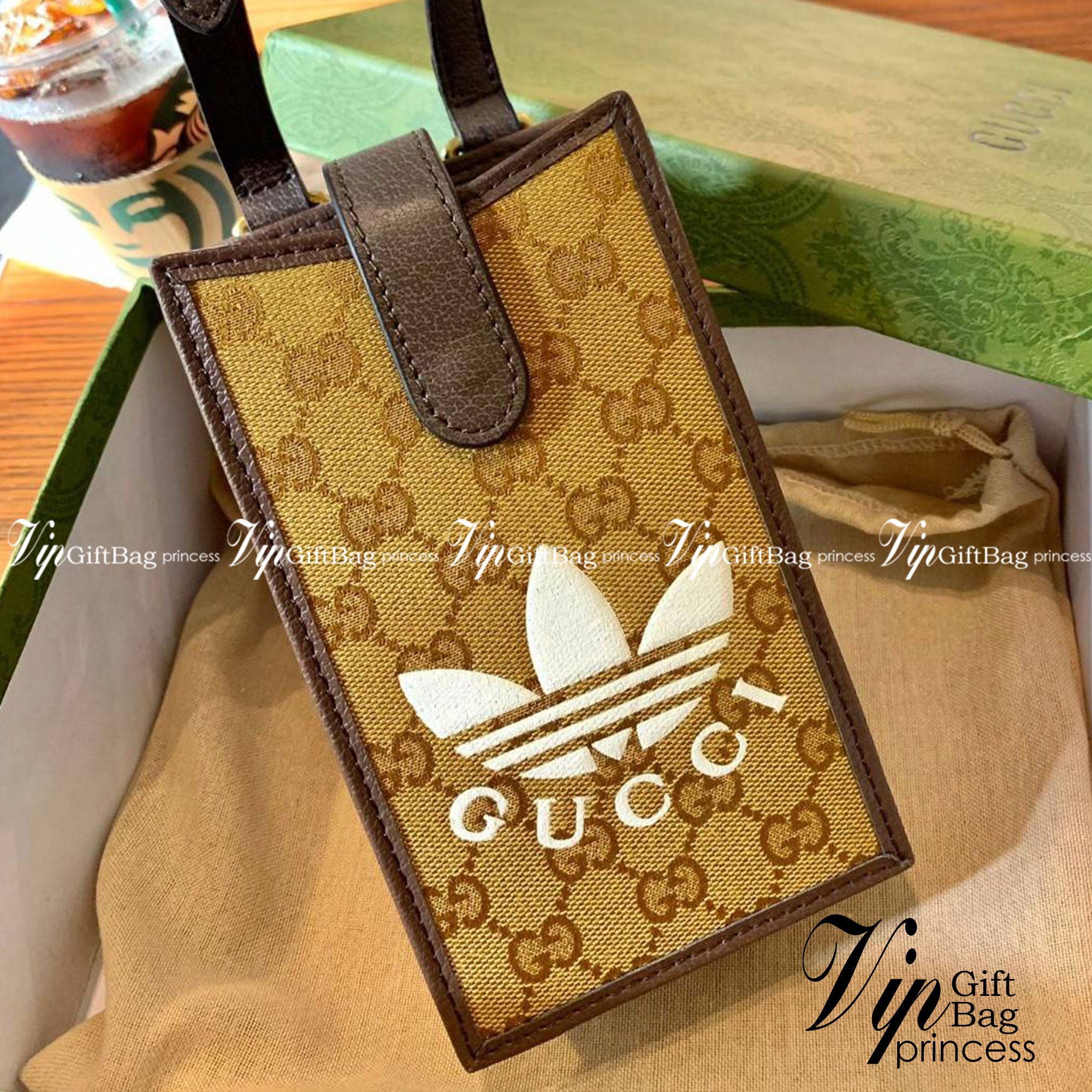 VIP 🥂 LIMITED EDITION Gucci x adidas Phone Case ไม่มีได้ยังไง สวยขนาดนี้ ที่หนุ่มๆสาวๆต้องมีติดตัวค่ะ 💙กระเป๋าใส่มือถือ หนังแท้ 🔺สีน้ำตาลอมเหลือง สัสดุJacquard ทอลายGG ค่ะ ด้านหน้าทั้ง3สี มีโลโก้แบรนด์แบบนูนอันเป็นสัญลักษณ์ของคอลเล