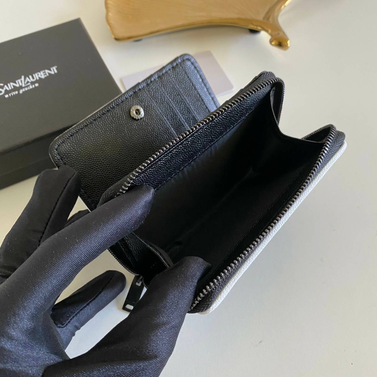 VIP GIFT 】หนังแท้ YSL Saint Laurent monogram compact zip short wallet มาแล้วจร้า ถามหากันเยอะมากๆ กระเป๋าสตางค์ใบสั้นที่ใส่แบงค์ ใส่บัตร ใส่เหรียญได้เยอะสุดๆ มีสองด้านซิปและพับ ใบเดียวครบจบเลย หนังสวยมาก ละเอียดสุดๆ