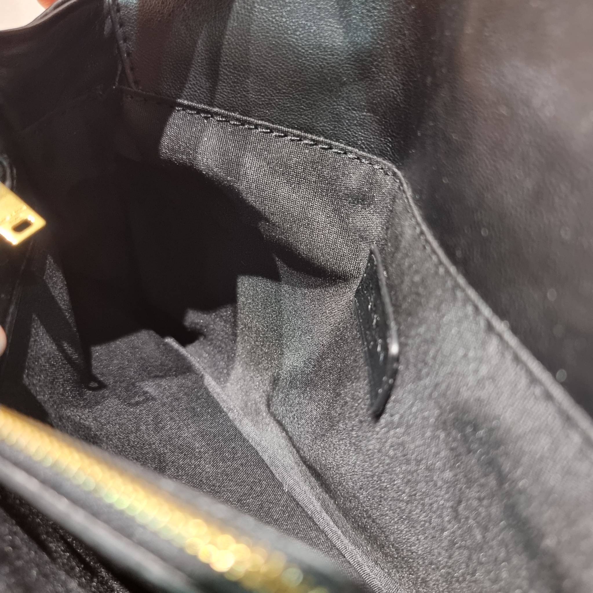 YSL College Medium Bag / Yves Saint laurent crossbody boutique กระเป๋าสะพายไหล่ ดีไซน์ทรงสวยหรู พิเศษ แถมฟรี พวงกุญแจห้อยเอกลักษณ์แบรนด์ ดูแพงไปหมดจริงๆไอเท็มนี้