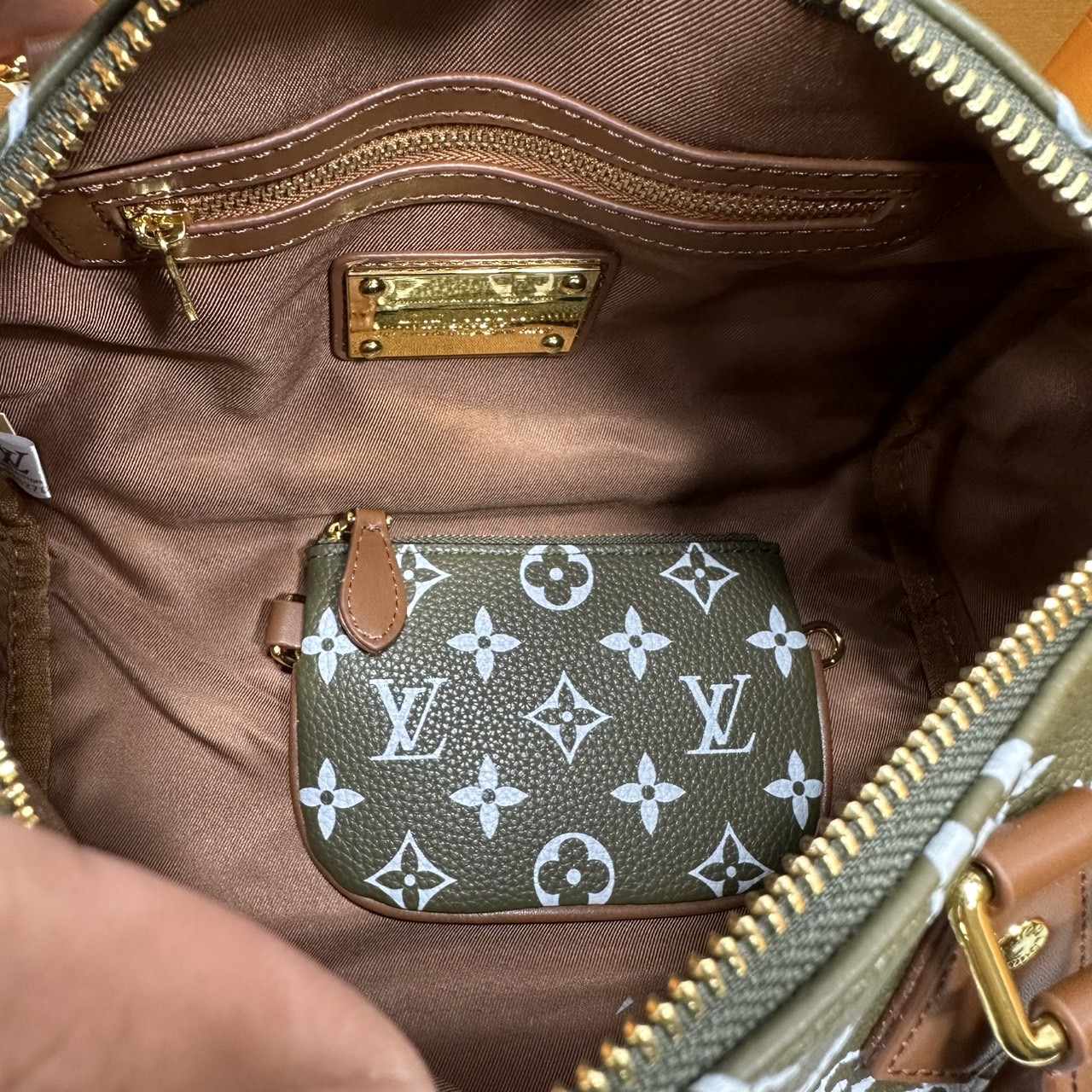 ORI หนังแท้ | LV Speedy P9 Bandoulière 25 Bag กระเป๋าสะพายทรงหมอนสปีดี้ คอลใหม่ล่าสุดหรูหราโดดเด่น รูปทรงใช้งานง่ายสวยตลอดกาล ใช้ได้กับทุกลุค ทุกโอกาส ภายในโล่งกว้างมาก ใส่ของสำคัญได้ครบแน่นอนจ้า
