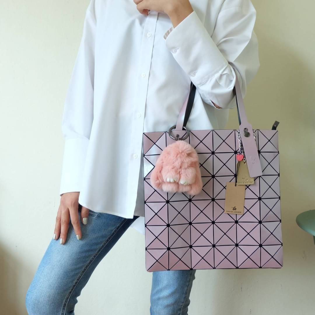 David Jones รุ่น Candy color ใบนี้ มาพร้อมกับน้องกระต่าย DV ขนฟู นิ่มๆ สีเข้า set กับกระเป๋าคะ