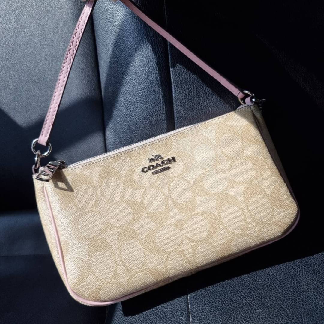 COACH F58321 TOP HANDLE POUCH อีกรุ่นฆ่าไม่ตาย!! 😎 ขายดีขายหมด ขายรวยขายปังๆ!! กระเป๋าพอชจากโค้ช ทรงใช้งานง่าย สะดวก กะทัดรัด วัสดุหนังแคนวาสเคลือบคุณภาพดี มาพร้อมสายคล้องในตัว และสายสะพาย crossbody ปรับเปลี่ยนได้ตามสไตล์ อีกหนึ่งไอเท็มที่สาวๆต้อง