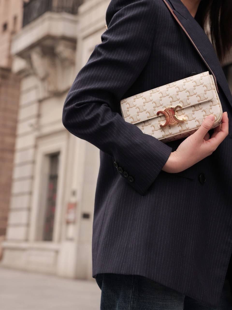 พร้อมส่งที่ไทยแล้วกับ CELINE TRIOMPHE SHOULDER BAG หนังทั้งใบลายสวยหรู ด้านในเปิดด้วยด้วยที่บีบโลโก้อะไหล่ทอง จุของได้กำลังดี ใส่โทรศัพท์ กระเป๋าสตางค์ใบสั้น ของจุกจิกได้ เหมาะกับสาวๆในวัน