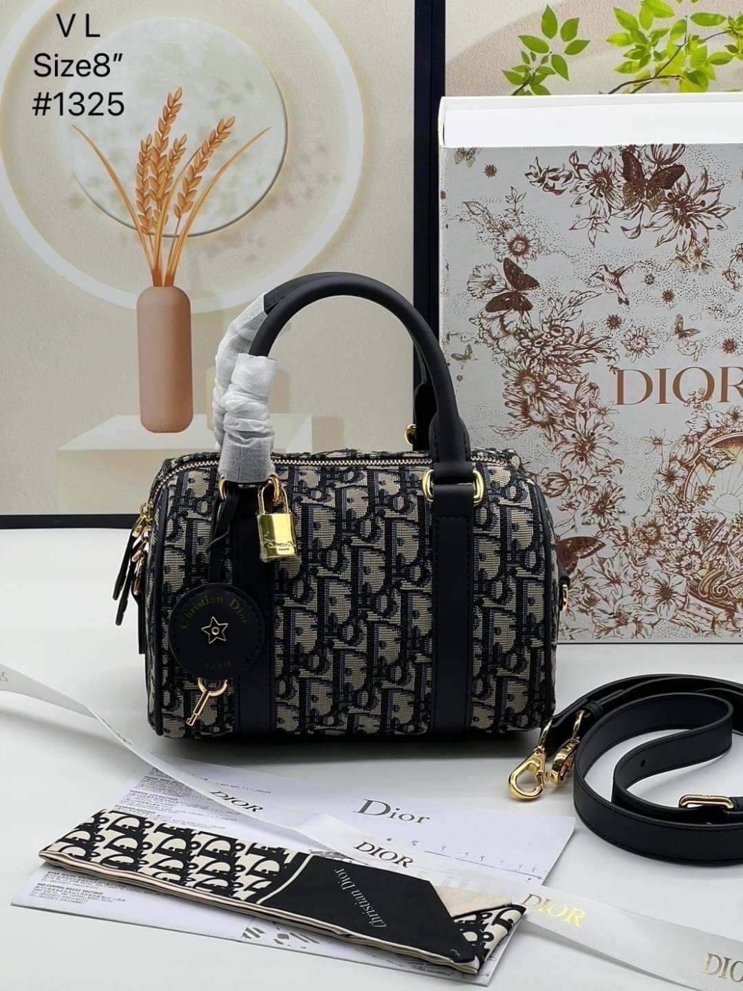 DIOR Groove 20 Bag Oblique Jacquard กระเป๋าสะพายทรงบอสตันทันสมัยและสง่างาม ใช้งานได้ทั้งแบบสะพายไหล่หรือสะพายแบบครอสบอดี้ เหมาะเป็นไอเทมคู่ใจในชีวิตประจำวัน