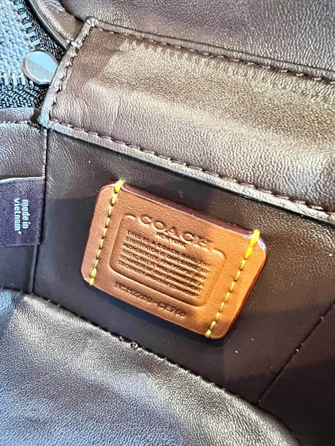 COACH TRAIL CROSSBODY 12 IN SIGNATURE CANVAS CE768 // CE769 มอบเป็นของขวัญปีนี้ รุ่นนี้ต้องเข้าแล้วล่ะคะ พร้อมส่งที่ไทยจำนวนจำกัด! ได้ล๊อตเปิดตัวราคาดีสุดมาค่ะ🎁มอบทันใช้ในช่วงเทศกาลปีใหม่นี้กันค่าา สวยไร้ที่ติ ✔️กระเป๋าใส่ของจำเป็นจุกจิก หน