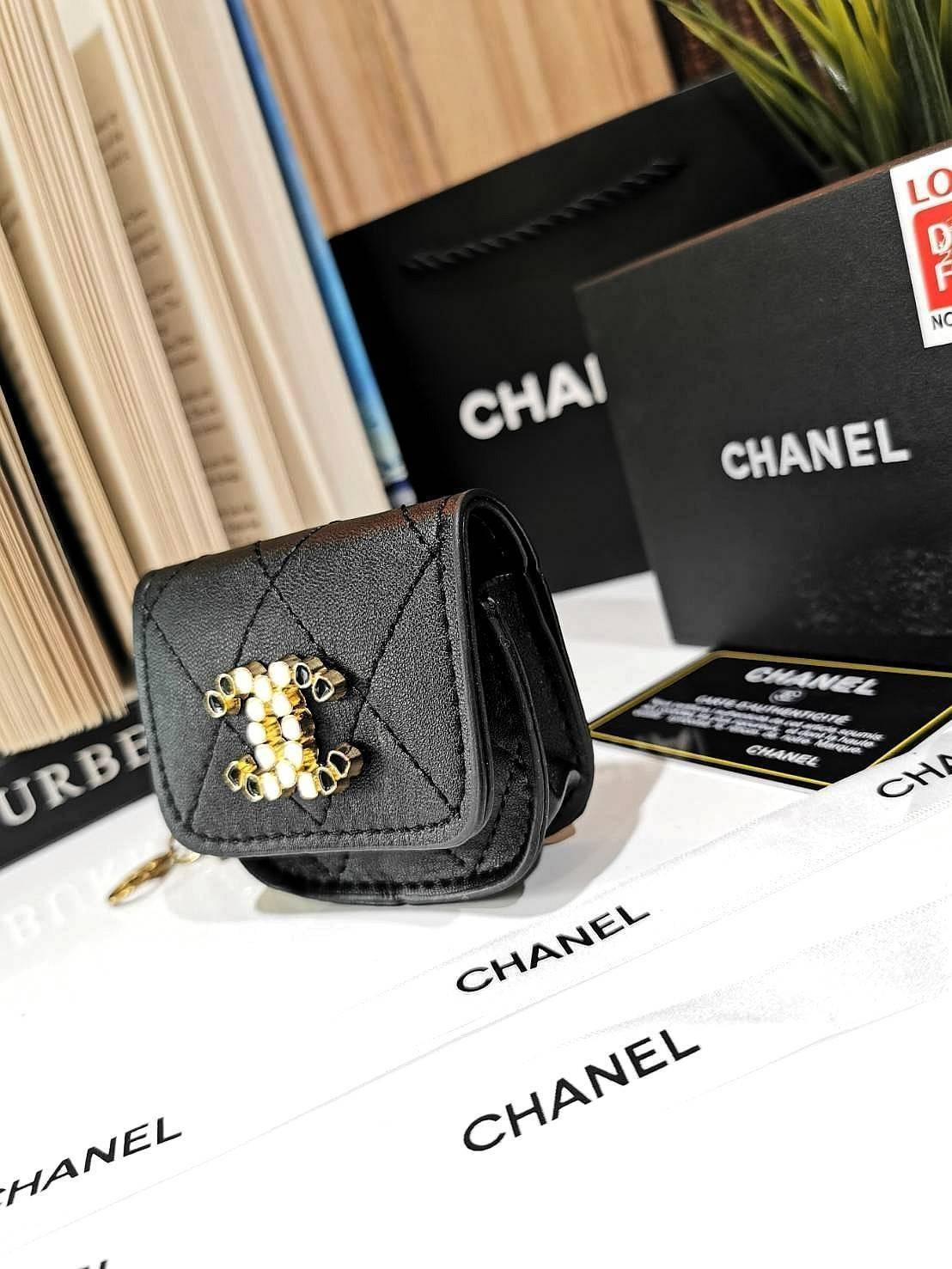 CHANEL QUILTED CRYSTAL CC MINI BAG VIP ไอเท็มแนะนำน่ารักสุดๆวัสดุหนังเรียบสีดำด้านหน้าประดับโลโก้แบรนด์เปิดปิดด้วยฝาปิดกระดุมแม่เหล็กอะไหล่ทองสวยดูดีมาพร้อมสายโซ่ร้อยหนังสามารถใช้คล้องกระเป๋า พวงกุญแจ เข็มขัดได้ ใส่ Airpods เหรียญ หรือกุญแจได้ น่ารักน่าใช