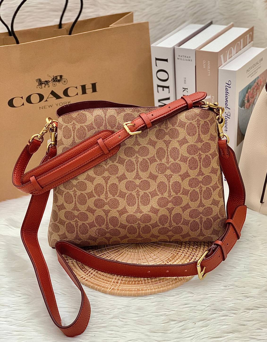 COACH WILLOW SHOULDER BAG ((C2745//C2590//C2621)) พร้อมส่งที่ไทย รุ่นแนะนำค่ะ🔥🔥 🔺กระเป๋าหิ้ว//คล้องไหล่//สะพายข้าง สุดคุ้ม! หนังแท้ชั้นดี ได้ไปหลงรักแน่นอนค่ะ หนังสวยมากๆ😘 🔺ตัวกระเป๋าแบ่งเป็นสองช่องหลัก ด้านนึงเป็นแ