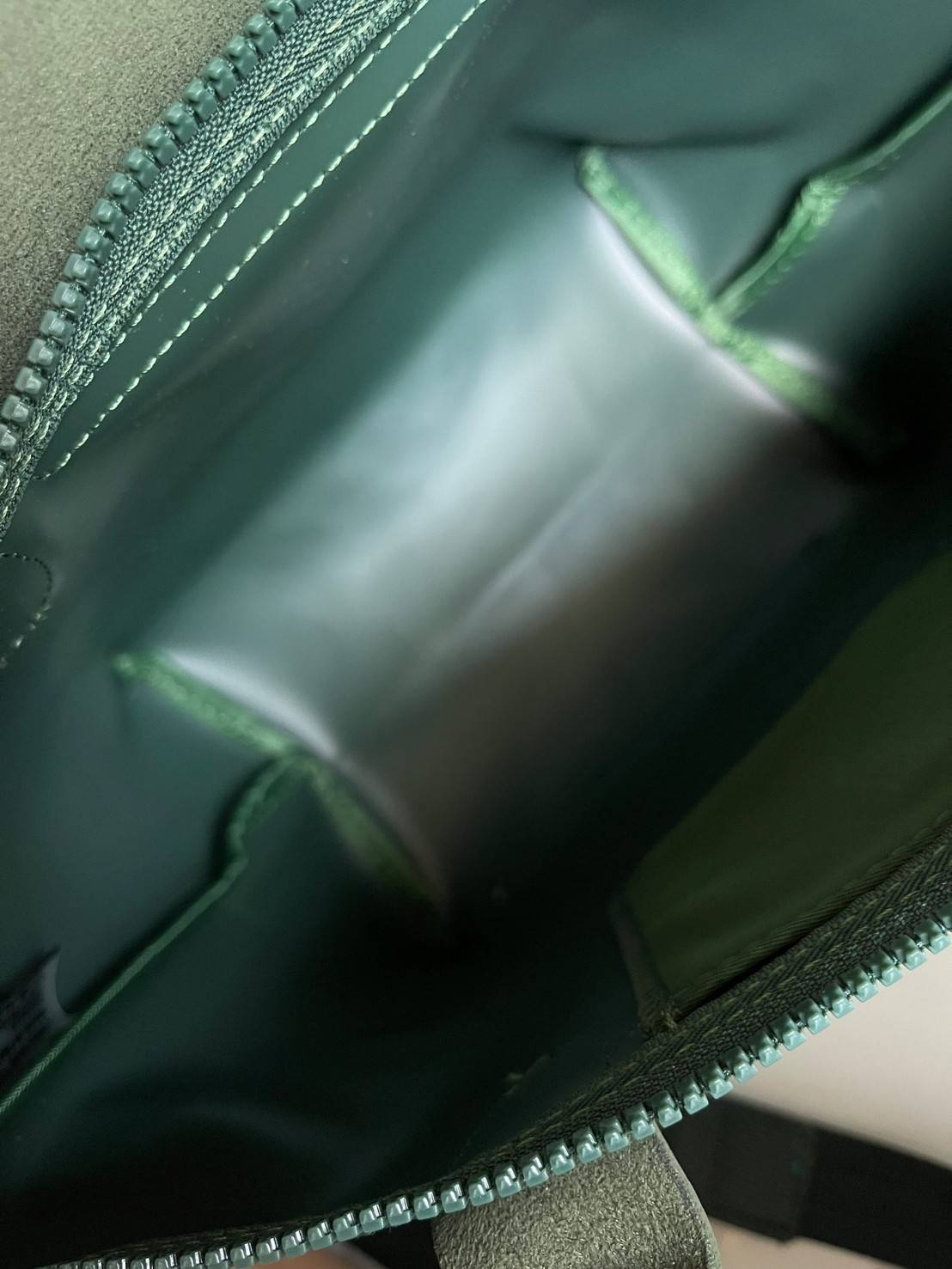 Longchamp Le Pliage Neo Size S มาพบกับกระเป๋ารุ่นยอดนิยม ที่สาวๆ ต้องมีไว้เก็บไว้สักใบ กระเป๋าโท้ทใบนี้ มาพร้อมกับสีที่มีสไตล์เรียบง่าย มีสายสะพายยาวช่วยให้คุณสามารถสะพายไหล่ได้อย่างสบาย ในขณะที่ที่ปิดแบบซิปช่วยให้คุณมั่นใจได้ว่าของด้านในมีความปลอดภัย Le 