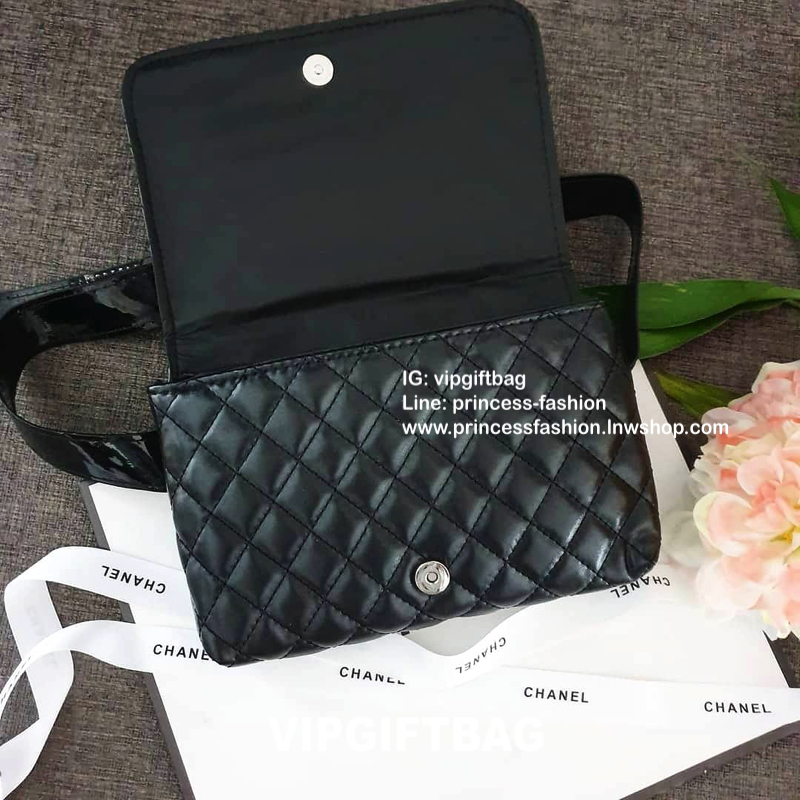 พรีเมี่ยมกิ๊ฟแท้ 100% 🎈กระเป๋า Chanel Quilted Belt Bag (โลโก้ดำ) กระเป๋า Chanel รุ่นนี้สามารถคาดอกหรือคาดเอวได้หมดค่า เปิดปิดด้วยฝาปิดกระดุมแม่เหล็ก ภายในโล่ง ซับในลายเเบรนด์ สามารถใส่ Iphone เครื่องสำอางค์ กระเป๋าสตางค์ ใส่ได้ค่ะ