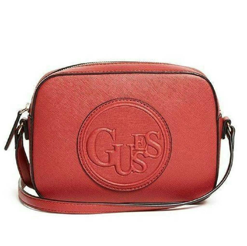 GUESS ANGELEA LOGO CROSSBODY กระเป๋าสะพายหนังซาฟิโน่ทรงตั้งสวย ด้านหน้าติดโลโก้แบรนด์ทรงกลมนูน เปิดปิดด้วยซิป ด้านในโล่งกว้าง มีช่องซิปเล็ก สามารถใส่กระเป๋าสตางค์ใบยาว มือถือ ของจุกจิกได้เยอะ ขนาดกำลังดี สะพายได้เท่ห์ๆเข้าได้กับทุกชุดเลยนะคะ
