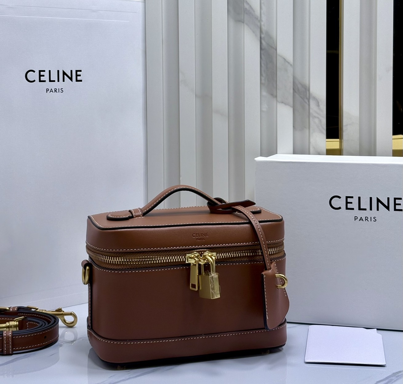 ORI หนังแท้ | CELINE VANITY BAG พลาดไม่ได้เลยกับคอลสุดคิ้ว กับกระเป๋าถือ/สะพายได้ทรงกล่อง ใช้สะพายได้ทุกวันอย่างคล่องตัวดีไซน์ใหม่สวยลาสสิค