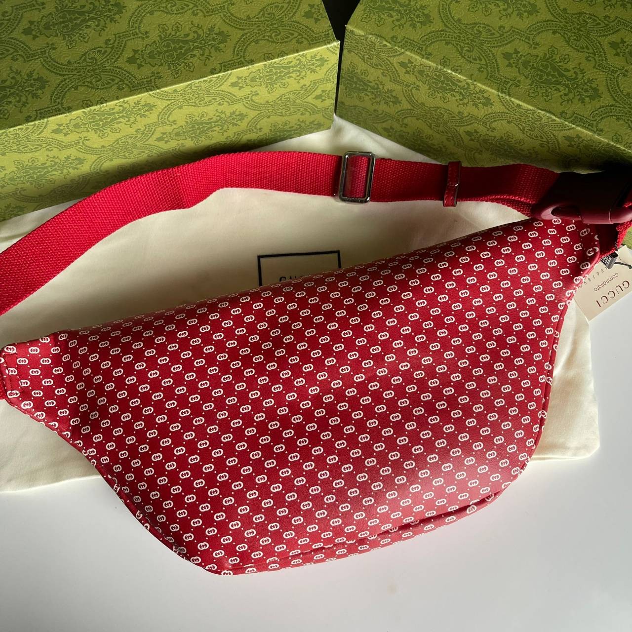 หนังแท้ GUCCI BELT BAG / GG BELT BAG RED กระเป๋าคาดอก/คาดเอว รุ่น Unisex ใช้ได้ทั้งหญิงชาย ภายในเป็นช่องโล่งกว้าง ใบใหญ่ขนาดมาตรฐานจุของได้เยอะ สายสะพายปรับได้ตามตัว ใบจริงเห็นแล้วหลงรัก คุ้มค่าที่สุด อีกรุ่นหนึ่งที่หลายคนตามหา งานออริสวยมาก ทำจากหนังแท้ 