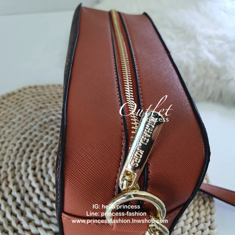 Michael Kors Crossbody Bag กระเป๋าสะพายแบบ crossbody หนังลาย safiano เปิดปิดด้วยซิปแบรนด์ อะไหล่ทอง ด้านหน้าประดับโลโก้ โลหะแบรนด์ ด้านในบุผ้าแบรนด์สวยหรู น้ำหนักเบา มีช่องซิปใส่ของจุกจิกและช่องใส่มือถือ มาพร้อมสายสะพายยาวโซ่ทอง+หนัง ปรับได้หลายระดับ ขนาด
