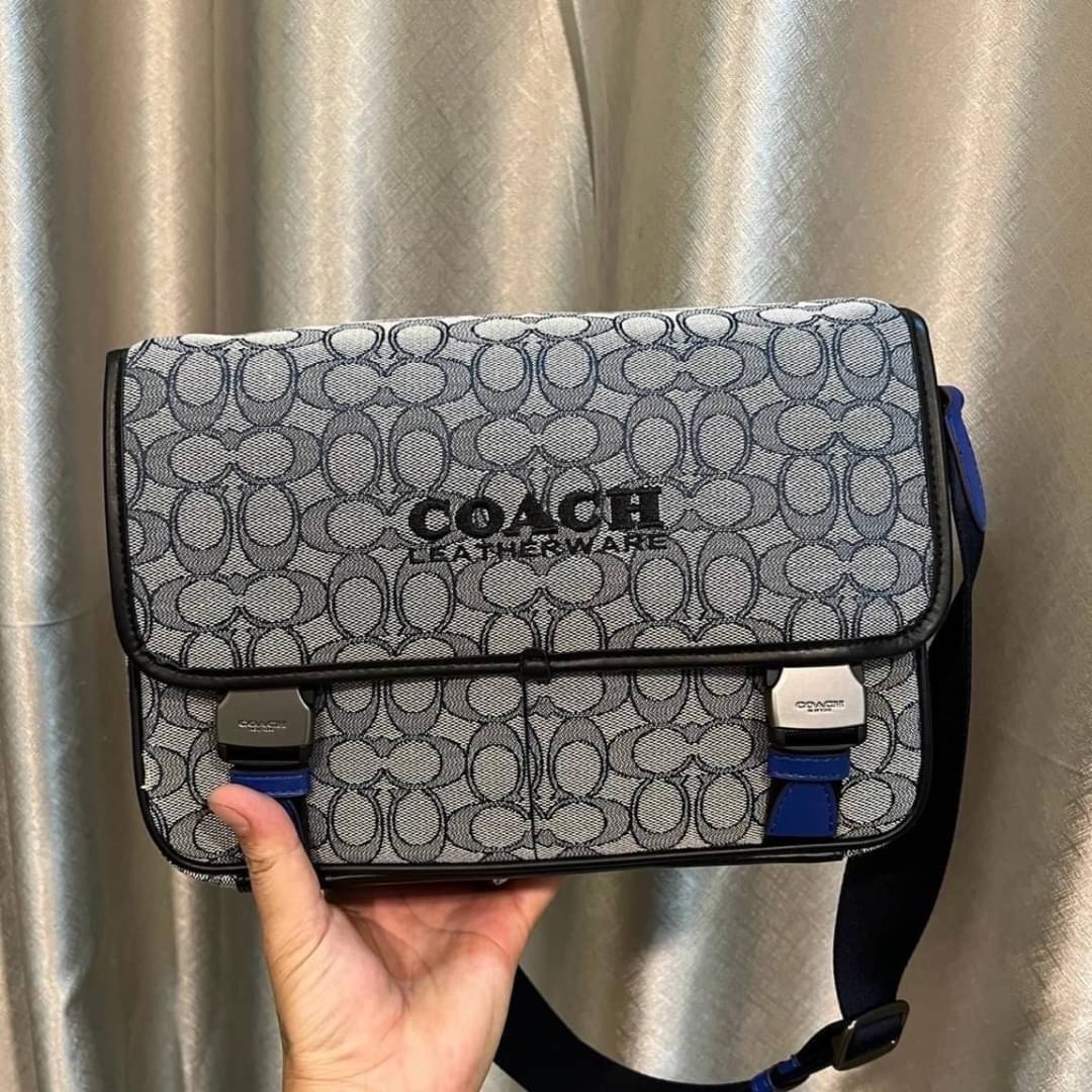 Coach C9158 League Messenger Bag Crossbody Sling Bag ใหม่ล่าสุด คอลที่หนุ่มๆก็ต้องใจละลายไม่แพ้สาวๆ กับกระเป๋าสะพายทรงแมสเซนเจอร์ ดีไซน์ทรงคลาสสิคใช้งานง่าย ดีเทลน้อยแต่มาก!! ดูดีดูแพงเกินเบอร์ไปเลย ภายในเป็นช่องโล่ง มีช่องแยก แบ่งสัดส่วนได้ดีมากๆ มาพร้อม