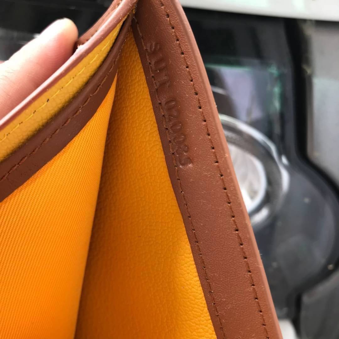 หนังแท้ GOYARD WALLET / GOYARD Victoire Bifold Wallet พร้อมส่งที่ไทย กระเป๋าสตางค์ผู้ชายใบสั้น พร้อมส่ง 6 สี พร้อมกล่องแบรนด์สวยหรูน่าใช้มากค่ะ อีกรุ่นที่ยอดขายไม่เคยตก 🤑🤑 ใบจริงดูผู้ดี ดูแพง!! ภายในมีช่องใส่บัตรได้เยอะ ใส่ธนบัตรได้ทุกใบ ห